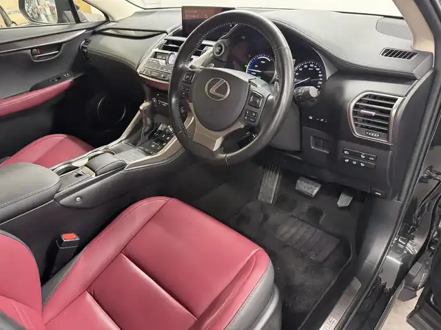 レクサス ＮＸ 300h Iパッケージ 三重県 2020(令2)年 3.2万km グラファイトブラックガラスフレーク ハイブリッド/FF/MTモード付フロアCVT/純正 10.3インチナビ/（AM/FM/CD/DVD/Blu-ray/SDREC/SD/USB/iPod/Bluetooth/Miracast/AUX/TV）/パノラミックビューモニター（シースルービュー機能付）*/ドライブレコーダー 前方/ETC2.0/LEXUS Safety Sytem＋/●プリクラッシュセーフティ/●レーンディパーチャーアラート/●アダプティブハイビームシステム*/●レーダークルコン（全車速追従機能付）/・パーキングサポートブレーキ（静止物）*/・ブラインドスポットモニター＆リヤクロストラフィックアラート*/・先行車発進告知機能/など/装備/・3眼フルLEDヘッドランプ*/・L-tex（合皮）シート：『ダークローズ』色/・オーナメントパネル：『ダークフィルム』/・パワーバックドア/・シートヒーター（D/N）/・ステアリングヒーター/・パワーシート（D8way：ポジションメモリー＆ランバーサポート付/N8way）/・電子パーキングブレーキ＆ブレーキホールド/・雨滴感応式フロントワイパー/・パドルシフト/・オートライト/・純正17inAW/・スマートキーx1/・保/取/ナビ取/など/*…メーカーOP