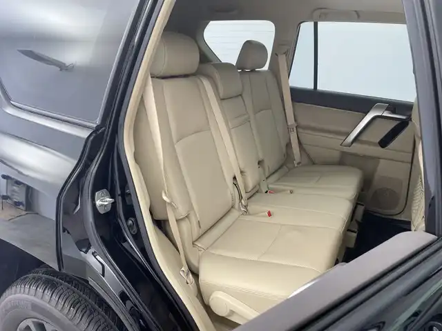 トヨタ ランドクルーザー プラド TX Lパッケージ マットブラED 新潟県 2023(令5)年 1万km 黒 4WD/社外ナビ/Bluetooth/フルセグTV/ETC/前方ドライブレコーダー/純正フロアマット/バックモニター/トヨタセーフティセンス/アダプティブクルーズコントロール/衝突被害軽減装置/サンルーフ/前席パワーシート/前席シートヒーター/前席エアシート/ルーフレール/3列シート/純正18インチAW/横滑り防止装置/盗難防止装置/前後コーナーセンサー/純正LEDヘッドライト/オートライト/オートマチックハイビーム