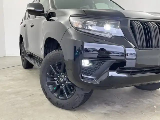 トヨタ ランドクルーザー プラド TX Lパッケージ マットブラED 新潟県 2023(令5)年 1万km 黒 4WD/社外ナビ/Bluetooth/フルセグTV/ETC/前方ドライブレコーダー/純正フロアマット/バックモニター/トヨタセーフティセンス/アダプティブクルーズコントロール/衝突被害軽減装置/サンルーフ/前席パワーシート/前席シートヒーター/前席エアシート/ルーフレール/3列シート/純正18インチAW/横滑り防止装置/盗難防止装置/前後コーナーセンサー/純正LEDヘッドライト/オートライト/オートマチックハイビーム