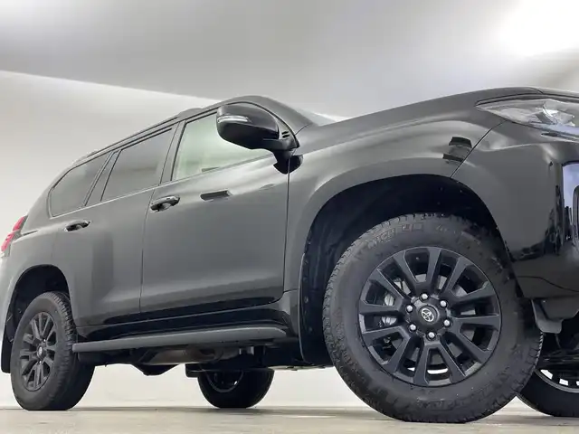 トヨタ ランドクルーザー プラド TX Lパッケージ マットブラED 新潟県 2023(令5)年 1万km 黒 4WD/社外ナビ/Bluetooth/フルセグTV/ETC/前方ドライブレコーダー/純正フロアマット/バックモニター/トヨタセーフティセンス/アダプティブクルーズコントロール/衝突被害軽減装置/サンルーフ/前席パワーシート/前席シートヒーター/前席エアシート/ルーフレール/3列シート/純正18インチAW/横滑り防止装置/盗難防止装置/前後コーナーセンサー/純正LEDヘッドライト/オートライト/オートマチックハイビーム
