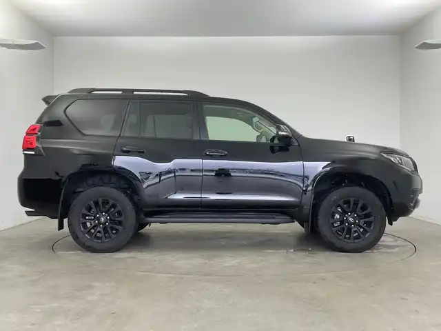 トヨタ ランドクルーザー プラド TX Lパッケージ マットブラED 新潟県 2023(令5)年 1万km 黒 4WD/社外ナビ/Bluetooth/フルセグTV/ETC/前方ドライブレコーダー/純正フロアマット/バックモニター/トヨタセーフティセンス/アダプティブクルーズコントロール/衝突被害軽減装置/サンルーフ/前席パワーシート/前席シートヒーター/前席エアシート/ルーフレール/3列シート/純正18インチAW/横滑り防止装置/盗難防止装置/前後コーナーセンサー/純正LEDヘッドライト/オートライト/オートマチックハイビーム