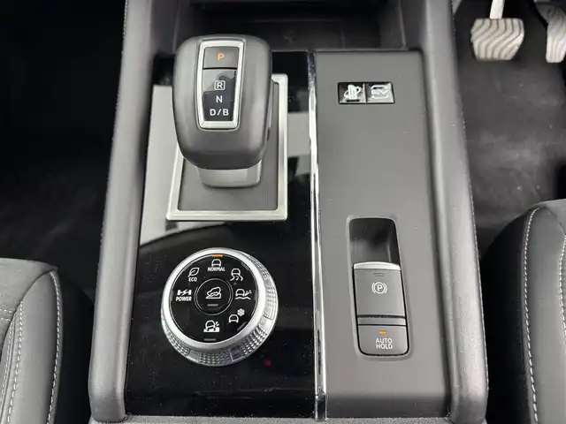 三菱 アウトランダー ＰＨＥＶ G 愛知県 2022(令4)年 3.8万km ホワイトダイヤモンド ４WD/サンルーフ/ＲＡＬＬＩＡＲＴアクセサリー/・フロントスキッドガーニッシュ/・サイドアンダーガーニッシュ/・リヤバンパーガーニッシュ/・テールゲートスポイラー/・サイドデカール/AC100V /純正ナビ/・Bluetooth/・フルセグTV/全方位カメラ/ハーフレザーシート/前席シートヒーター/ステアリングヒーター/D席パワーシート/電動リアゲート/衝突軽減システム/ブラインドスポットモニター/レーンアシスト/パワーモード/エコモード/ターマックモード/グラベルモード/スノーモード/マッドモード/純正20インチAW/純正LEDヘッドライト