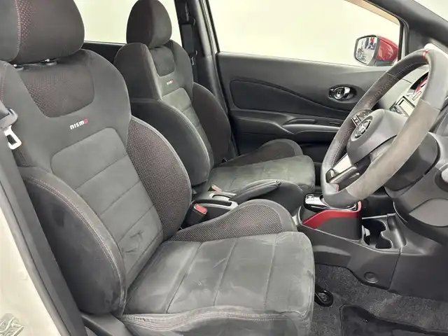 日産 ノート e－パワー ニスモ 福岡県 2019(令1)年 5.3万km ブリリアントホワイトパール 純正ナビ　/バックカメラ　/衝突軽減システム　/レーンアシスト　/コーナーセンサー　/オートライト　/フォグランプ　/ＥＴＣ　/ＬＥＤライト　/純正１６インチアルミホイール　/純正フロアマット　/ＡＢＳ　/プッシュスタート
