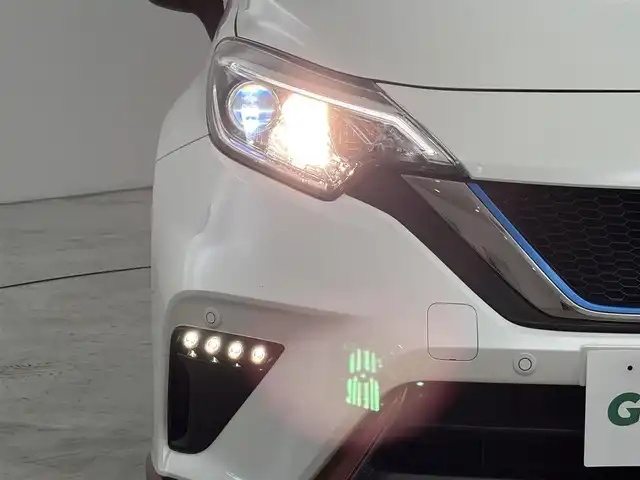 日産 ノート e－パワー ニスモ 福岡県 2019(令1)年 5.3万km ブリリアントホワイトパール 純正ナビ　/バックカメラ　/衝突軽減システム　/レーンアシスト　/コーナーセンサー　/オートライト　/フォグランプ　/ＥＴＣ　/ＬＥＤライト　/純正１６インチアルミホイール　/純正フロアマット　/ＡＢＳ　/プッシュスタート