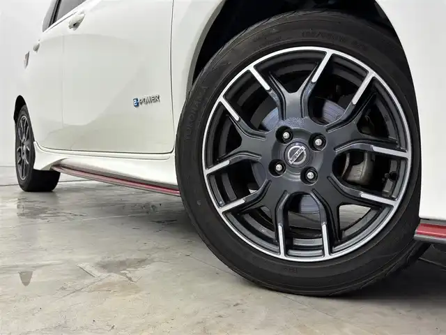 日産 ノート e－パワー ニスモ 福岡県 2019(令1)年 5.3万km ブリリアントホワイトパール 純正ナビ　/バックカメラ　/衝突軽減システム　/レーンアシスト　/コーナーセンサー　/オートライト　/フォグランプ　/ＥＴＣ　/ＬＥＤライト　/純正１６インチアルミホイール　/純正フロアマット　/ＡＢＳ　/プッシュスタート
