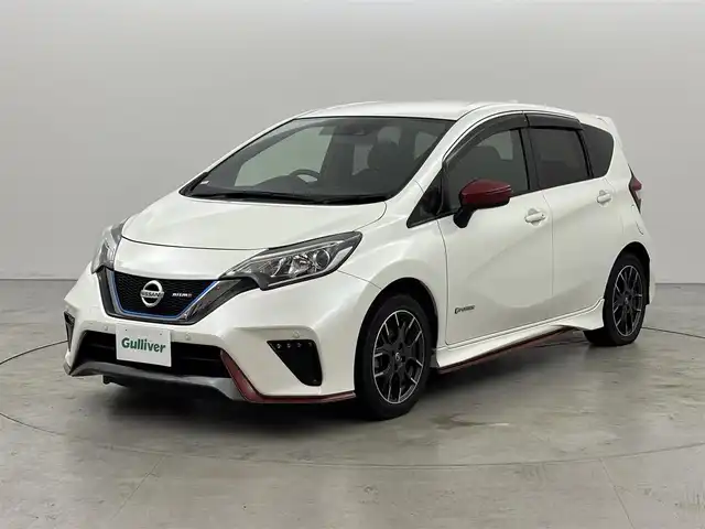日産 ノート e－パワー ニスモ 福岡県 2019(令1)年 5.3万km ブリリアントホワイトパール 純正ナビ　/バックカメラ　/衝突軽減システム　/レーンアシスト　/コーナーセンサー　/オートライト　/フォグランプ　/ＥＴＣ　/ＬＥＤライト　/純正１６インチアルミホイール　/純正フロアマット　/ＡＢＳ　/プッシュスタート