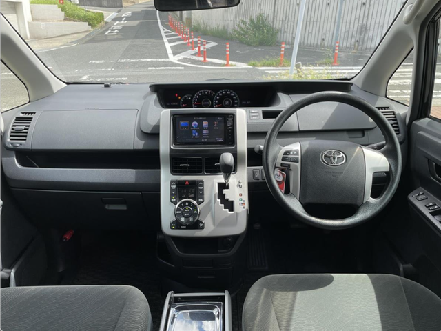 トヨタ ヴォクシー X Lエディション 福岡県 2013(平25)年 10.4万km ブラック (株)IDOMが運営する【じしゃロン八幡西店】の自社ローン専用車両になります。こちらは現金またはオートローンご利用時の価格です。自社ローンご希望の方は別途その旨お申付け下さい/スマートキー/社外メモリナビ/フルセグ/Bluetooth/バックカメラ/フリップダウン モニター/両側パワースライドドア/ウィンカーミラー/オートライト/HID