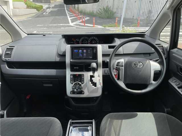 トヨタ ヴォクシー X Lエディション 福岡県 2013(平25)年 10.4万km ブラック (株)IDOMが運営する【じしゃロン八幡西店】の自社ローン専用車両になります。こちらは現金またはオートローンご利用時の価格です。自社ローンご希望の方は別途その旨お申付け下さい/スマートキー/社外メモリナビ/フルセグ/Bluetooth/バックカメラ/フリップダウン モニター/両側パワースライドドア/ウィンカーミラー/オートライト/HID