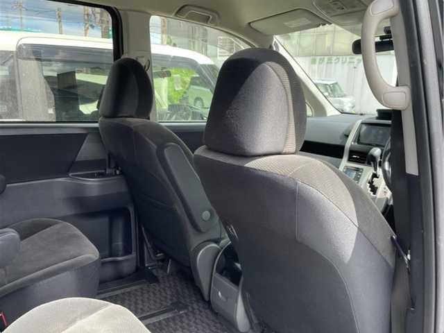 トヨタ ヴォクシー X Lエディション 福岡県 2013(平25)年 10.4万km ブラック (株)IDOMが運営する【じしゃロン八幡西店】の自社ローン専用車両になります。こちらは現金またはオートローンご利用時の価格です。自社ローンご希望の方は別途その旨お申付け下さい/スマートキー/社外メモリナビ/フルセグ/Bluetooth/バックカメラ/フリップダウン モニター/両側パワースライドドア/ウィンカーミラー/オートライト/HID
