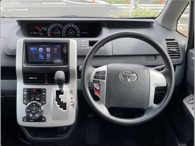 トヨタ ヴォクシー X Lエディション 福岡県 2013(平25)年 10.4万km ブラック (株)IDOMが運営する【じしゃロン八幡西店】の自社ローン専用車両になります。こちらは現金またはオートローンご利用時の価格です。自社ローンご希望の方は別途その旨お申付け下さい/スマートキー/社外メモリナビ/フルセグ/Bluetooth/バックカメラ/フリップダウン モニター/両側パワースライドドア/ウィンカーミラー/オートライト/HID