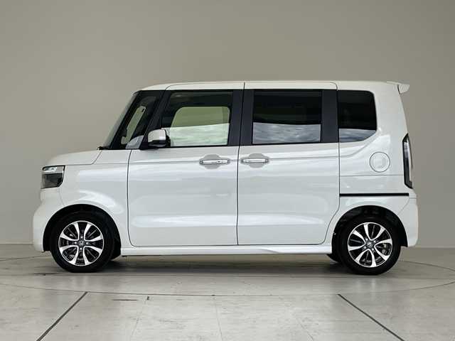 ホンダ Ｎ ＢＯＸ カスタム 愛知県 2023(令5)年 1.2万km プラチナホワイトパール 純正9型ディズプレイオーディオナビ/全方位カメラ/両側パワースライドドア/レーダークルーズコントロール/シートヒーター/バックカメラ/コーナーセンサー/純正アルミホイール/LEDヘッドライト/オートマチックハイビーム/ドライブレコーダー/ETC/衝突軽減システム/フルセグ/CD DVD/Bluetooth/ステアリングスイッチ/スマートキー/プッシュスタート