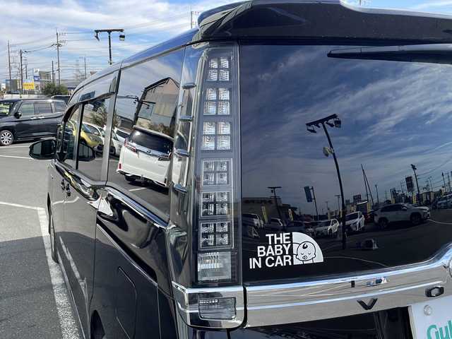 トヨタ ヴォクシー ハイブリッド V 茨城県 2015(平27)年 13.7万km ブラック 純正SDナビ(Bluetooth/バックカメラ/フルセグTV)/LEDオートライト/USB入力端子/スマートキー/ETC/冷房WAC/純正フロアマット/シートヒーター/両側パワースライドドア