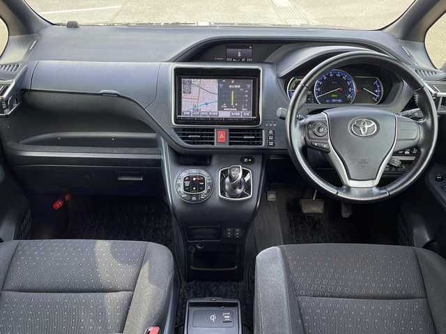 トヨタ ヴォクシー ハイブリッド V 茨城県 2015(平27)年 13.7万km ブラック 純正SDナビ(Bluetooth/バックカメラ/フルセグTV)/LEDオートライト/USB入力端子/スマートキー/ETC/冷房WAC/純正フロアマット/シートヒーター/両側パワースライドドア