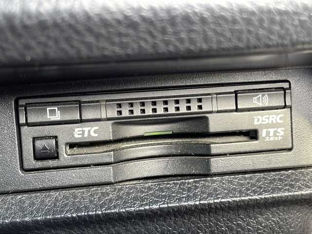 トヨタ ヴォクシー ハイブリッド V 茨城県 2015(平27)年 13.7万km ブラック 純正SDナビ(Bluetooth/バックカメラ/フルセグTV)/LEDオートライト/USB入力端子/スマートキー/ETC/冷房WAC/純正フロアマット/シートヒーター/両側パワースライドドア