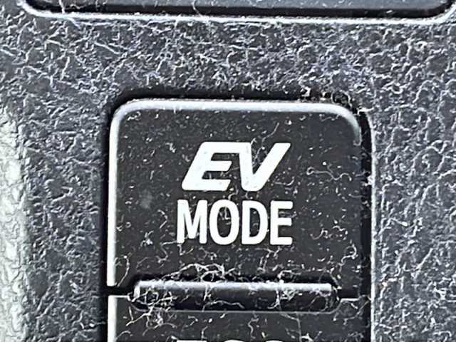 トヨタ ヴォクシー ハイブリッド V 茨城県 2015(平27)年 13.7万km ブラック 純正SDナビ(Bluetooth/バックカメラ/フルセグTV)/LEDオートライト/USB入力端子/スマートキー/ETC/冷房WAC/純正フロアマット/シートヒーター/両側パワースライドドア