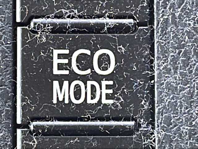 トヨタ ヴォクシー ハイブリッド V 茨城県 2015(平27)年 13.7万km ブラック 純正SDナビ(Bluetooth/バックカメラ/フルセグTV)/LEDオートライト/USB入力端子/スマートキー/ETC/冷房WAC/純正フロアマット/シートヒーター/両側パワースライドドア