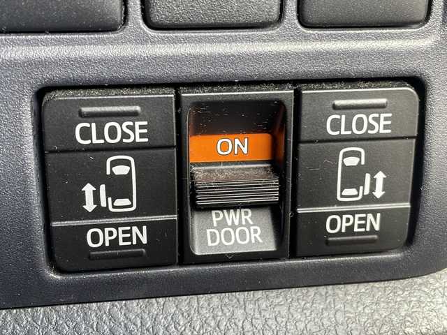 トヨタ ヴォクシー ハイブリッド V 茨城県 2015(平27)年 13.7万km ブラック 純正SDナビ(Bluetooth/バックカメラ/フルセグTV)/LEDオートライト/USB入力端子/スマートキー/ETC/冷房WAC/純正フロアマット/シートヒーター/両側パワースライドドア