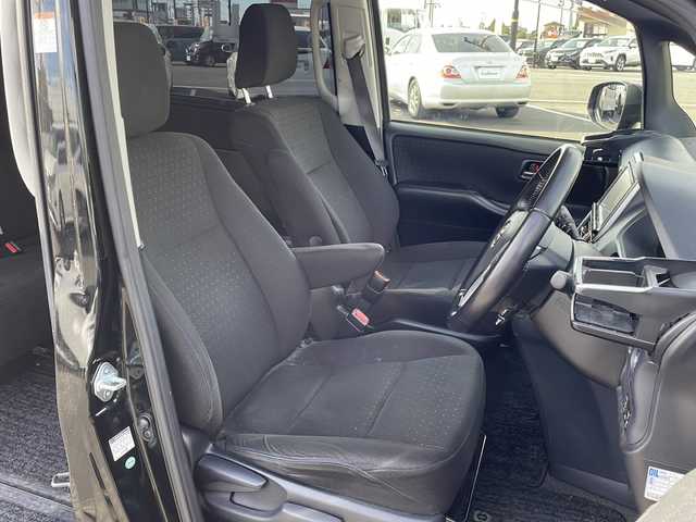 トヨタ ヴォクシー ハイブリッド V 茨城県 2015(平27)年 13.7万km ブラック 純正SDナビ(Bluetooth/バックカメラ/フルセグTV)/LEDオートライト/USB入力端子/スマートキー/ETC/冷房WAC/純正フロアマット/シートヒーター/両側パワースライドドア