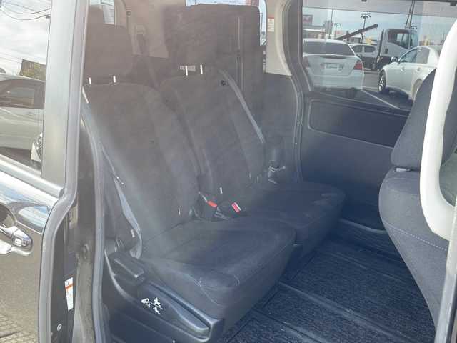 トヨタ ヴォクシー ハイブリッド V 茨城県 2015(平27)年 13.7万km ブラック 純正SDナビ(Bluetooth/バックカメラ/フルセグTV)/LEDオートライト/USB入力端子/スマートキー/ETC/冷房WAC/純正フロアマット/シートヒーター/両側パワースライドドア