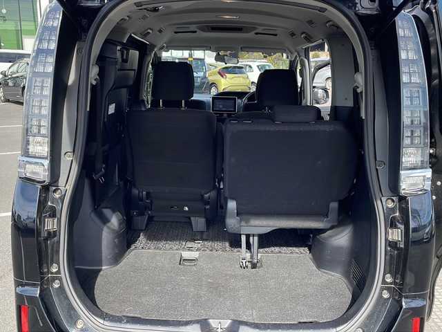 トヨタ ヴォクシー ハイブリッド V 茨城県 2015(平27)年 13.7万km ブラック 純正SDナビ(Bluetooth/バックカメラ/フルセグTV)/LEDオートライト/USB入力端子/スマートキー/ETC/冷房WAC/純正フロアマット/シートヒーター/両側パワースライドドア