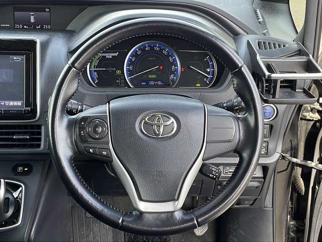 トヨタ ヴォクシー ハイブリッド V 茨城県 2015(平27)年 13.7万km ブラック 純正SDナビ(Bluetooth/バックカメラ/フルセグTV)/LEDオートライト/USB入力端子/スマートキー/ETC/冷房WAC/純正フロアマット/シートヒーター/両側パワースライドドア