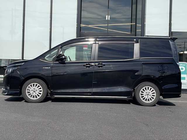 トヨタ ヴォクシー ハイブリッド V 茨城県 2015(平27)年 13.7万km ブラック 純正SDナビ(Bluetooth/バックカメラ/フルセグTV)/LEDオートライト/USB入力端子/スマートキー/ETC/冷房WAC/純正フロアマット/シートヒーター/両側パワースライドドア