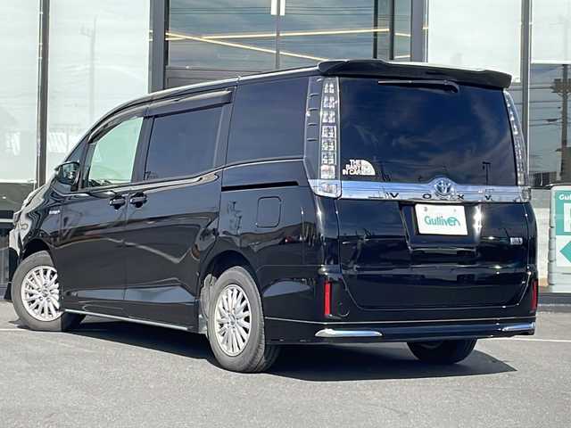 トヨタ ヴォクシー ハイブリッド V 茨城県 2015(平27)年 13.7万km ブラック 純正SDナビ(Bluetooth/バックカメラ/フルセグTV)/LEDオートライト/USB入力端子/スマートキー/ETC/冷房WAC/純正フロアマット/シートヒーター/両側パワースライドドア