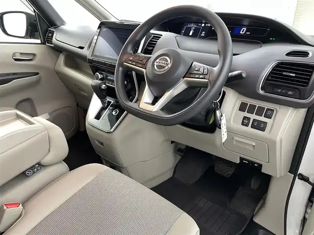 日産 セレナ X V 福島県 2021(令3)年 5.4万km ブリリアントホワイトパール 衝突軽減/・車線逸脱警報/・踏み間違い防止/・後方衝突防止/・後退時車両検知/・標識認識機能/・ブラインドスポットモニター/・クリアランスソナー/純正１０インチマルチナビ/・フルセグTV/BT/SD/CD/DVD/FM/AM/バックカメラ/・全方位カメラ/両側パワースライドドア/追従走行付きクルーズコントロール/LEDオートライト/・フォグライト/3列シート/・ウォークスルー/・ロールサンシェード/・ハーフバックドア/純正アルミホイール付きサマータイヤ/ステアリングリモコン/純正フロアマット/純正ドアバイザー/ウィンカーミラー/・オートミラー/アイドリングストップ/プッシュスタート/・スマートキー