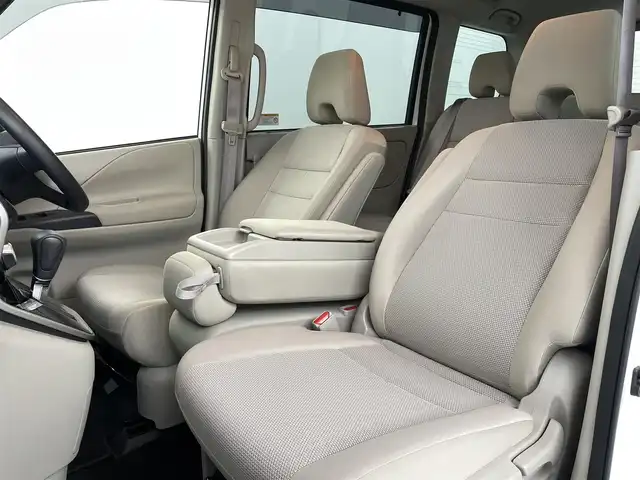 日産 セレナ X V 福島県 2021(令3)年 5.4万km ブリリアントホワイトパール 衝突軽減/・車線逸脱警報/・踏み間違い防止/・後方衝突防止/・後退時車両検知/・標識認識機能/・ブラインドスポットモニター/・クリアランスソナー/純正１０インチマルチナビ/・フルセグTV/BT/SD/CD/DVD/FM/AM/バックカメラ/・全方位カメラ/両側パワースライドドア/追従走行付きクルーズコントロール/LEDオートライト/・フォグライト/3列シート/・ウォークスルー/・ロールサンシェード/・ハーフバックドア/純正アルミホイール付きサマータイヤ/ステアリングリモコン/純正フロアマット/純正ドアバイザー/ウィンカーミラー/・オートミラー/アイドリングストップ/プッシュスタート/・スマートキー