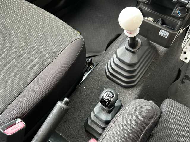 スズキ ジムニー XL 広島県 2019(平31)年 3.8万km ジャングルグリーン 禁煙/純正ディスプレイオーディオ（PVH-9300DVSZS）/・Bluetooth/CD/DVD/スマホ連携/カロッツェリアツイーター/DAMDフロントバンパー/モンスタースポーツリフトアップ/モンスタースポーツサスペンション/ルーフラック/D席BRIDEシート純正シート車載/純正ドアバイザー/電動格納ミラー/タイヤ：オープンカントリー