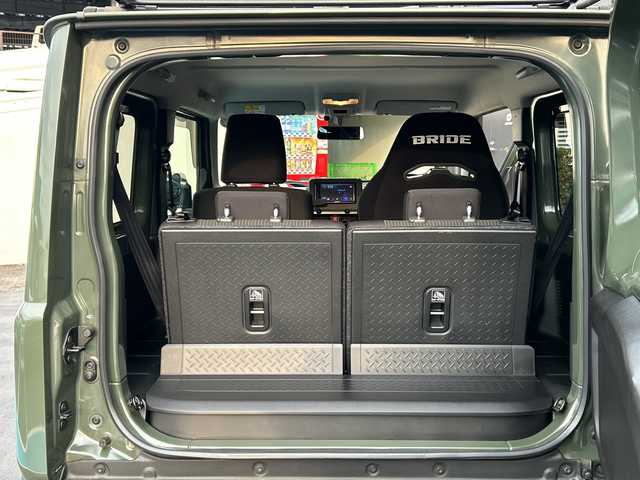 スズキ ジムニー XL 広島県 2019(平31)年 3.8万km ジャングルグリーン 禁煙/純正ディスプレイオーディオ（PVH-9300DVSZS）/・Bluetooth/CD/DVD/スマホ連携/カロッツェリアツイーター/DAMDフロントバンパー/モンスタースポーツリフトアップ/モンスタースポーツサスペンション/ルーフラック/D席BRIDEシート純正シート車載/純正ドアバイザー/電動格納ミラー/タイヤ：オープンカントリー