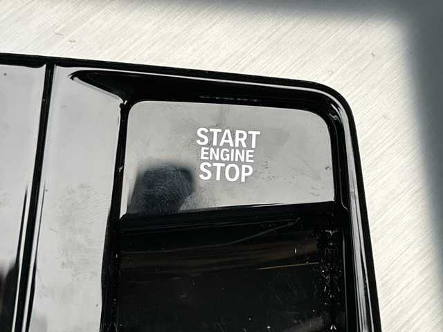 ＢＭＷ ＢＭＷ Ｘ３ 20d xDrive Mスポーツ 佐賀県 2024(令6)年 0.8万km ベージュ 純正14.9インチコントロールディスプレイ/Harman/Kardon/ETC/サラウンドビューカメラシステム/純正20インチアルミホイール/アクティブ・クルーズ・コントロール/ルーフレール/ヘッドアップディスプレイ/パドルシフト/ワイヤレス充電器/パワーバックドア/純正ドライブレコーダー前後/ステアリングヒーター/前席エアシート/全席シートヒーター/前席パワーシート/前席メモリーシート/レザーシート/ブラインドスポットモニター/LEDヘッドライト/スマートキー/スペアキー×１