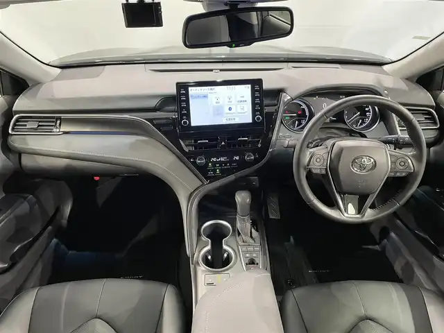 トヨタ カムリ WSレザーパッケージ 愛知県 2021(令3)年 2.2万km アティチュードブラックマイカ 後期　/純正９インチナビ　/（AM/FM/USB/Bluetooth/Miracast/スマホ接続）/パノラミックビューモニター　/トヨタセーフティセンス　/　　-衝突軽減ブレーキ/　　-レーダークルーズコントロール/　　-レーンキープアシスト/　　-オートマチックハイビーム/　　-ロードサインアシスト/先行車発進告知/シートヒーター　/ビルトインＥＴＣ２．０　/ブラインドスポットモニター　/ヘッドアップディスプレイ　/クリアランスソナー/パドルシフト　/パワーシート　/ＬＥＤヘッドライト/LEDフォグランプ/純正フロアマット/ドライブレコーダー