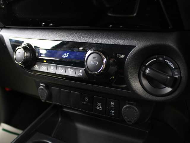 トヨタ ハイラックス Z 愛知県 2021(令3)年 4.7万km アティチュードブラックマイカ スマートキー＆プッシュスタート/純正SDナビ/ワンセグTV/CD/Bluetoothオーディオ/バックカメラ/ETC/社外トノカバー（三つ折りタイプ）/JAOSフロントコイル（純正あり）/純正LEDヘッドランプ/純正LEDフォグランプ/純正17インチアルミホイール/プリクラッシュセーフティ/レーンデパーチャーアラート/クリアランスソナー/レーダークルーズコントロール/ダウンヒルアシストコントロール/アクセサリーソケット/リアデフロック/車両取説/ナビ取説/新車時保証書/スペアキーあり