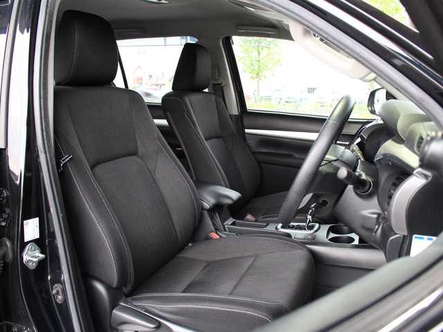 トヨタ ハイラックス Z 愛知県 2021(令3)年 4.7万km アティチュードブラックマイカ スマートキー＆プッシュスタート/純正SDナビ/ワンセグTV/CD/Bluetoothオーディオ/バックカメラ/ETC/社外トノカバー（三つ折りタイプ）/JAOSフロントコイル（純正あり）/純正LEDヘッドランプ/純正LEDフォグランプ/純正17インチアルミホイール/プリクラッシュセーフティ/レーンデパーチャーアラート/クリアランスソナー/レーダークルーズコントロール/ダウンヒルアシストコントロール/アクセサリーソケット/リアデフロック/車両取説/ナビ取説/新車時保証書/スペアキーあり