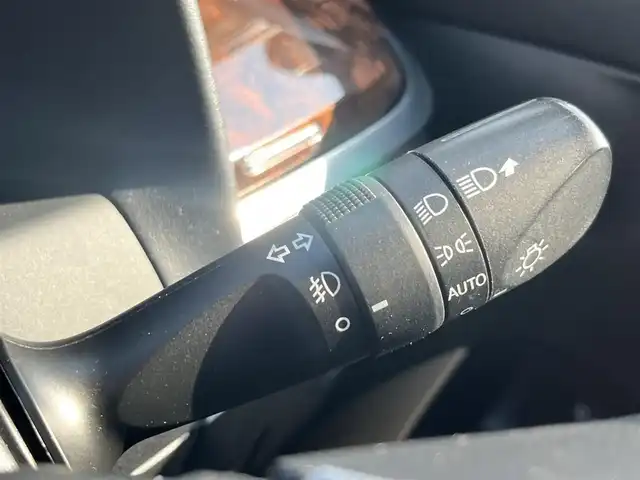トヨタ ヴェルファイア V 愛媛県 2019(令1)年 5.3万km ホワイトパールクリスタルシャイン 禁煙車/登録時走行距離：52224km/ディーラーオプション純正10インチナビ/CD/DVD/フルセグTV/Bluetooth/バックカメラ/３６０°ドライブレコーダー/デジタルインナーミラー/ビルトインETC/純正12.1インチフリップダウンモニター(リモコン有)/サンルーフ/衝突被害軽減システム/クリアランスソナー/横滑り防止装置/レーンキープアシスト/レーダークルーズコントロール/LEDヘッドライト/フォグランプ/オートライト/オートマチックハイビーム/レザーシート/運転席パワーシート/オットマン/両側パワースライドドア/エンジンスタートボタン/スマートキー/純正フロアマット/純正１７インチアルミホイール