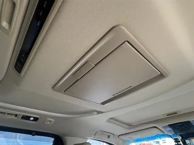 トヨタ ヴェルファイア V 愛媛県 2019(令1)年 5.3万km ホワイトパールクリスタルシャイン 禁煙車/登録時走行距離：52224km/ディーラーオプション純正10インチナビ/CD/DVD/フルセグTV/Bluetooth/バックカメラ/３６０°ドライブレコーダー/デジタルインナーミラー/ビルトインETC/純正12.1インチフリップダウンモニター(リモコン有)/サンルーフ/衝突被害軽減システム/クリアランスソナー/横滑り防止装置/レーンキープアシスト/レーダークルーズコントロール/LEDヘッドライト/フォグランプ/オートライト/オートマチックハイビーム/レザーシート/運転席パワーシート/オットマン/両側パワースライドドア/エンジンスタートボタン/スマートキー/純正フロアマット/純正１７インチアルミホイール