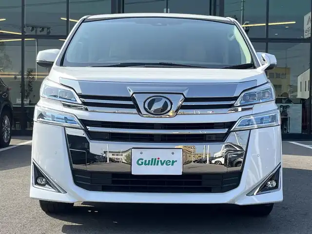 トヨタ ヴェルファイア V 愛媛県 2019(令1)年 5.3万km ホワイトパールクリスタルシャイン 禁煙車/登録時走行距離：52224km/ディーラーオプション純正10インチナビ/CD/DVD/フルセグTV/Bluetooth/バックカメラ/３６０°ドライブレコーダー/デジタルインナーミラー/ビルトインETC/純正12.1インチフリップダウンモニター(リモコン有)/サンルーフ/衝突被害軽減システム/クリアランスソナー/横滑り防止装置/レーンキープアシスト/レーダークルーズコントロール/LEDヘッドライト/フォグランプ/オートライト/オートマチックハイビーム/レザーシート/運転席パワーシート/オットマン/両側パワースライドドア/エンジンスタートボタン/スマートキー/純正フロアマット/純正１７インチアルミホイール