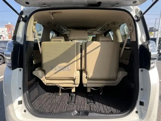 トヨタ ヴェルファイア V 愛媛県 2019(令1)年 5.3万km ホワイトパールクリスタルシャイン 禁煙車/登録時走行距離：52224km/ディーラーオプション純正10インチナビ/CD/DVD/フルセグTV/Bluetooth/バックカメラ/３６０°ドライブレコーダー/デジタルインナーミラー/ビルトインETC/純正12.1インチフリップダウンモニター(リモコン有)/サンルーフ/衝突被害軽減システム/クリアランスソナー/横滑り防止装置/レーンキープアシスト/レーダークルーズコントロール/LEDヘッドライト/フォグランプ/オートライト/オートマチックハイビーム/レザーシート/運転席パワーシート/オットマン/両側パワースライドドア/エンジンスタートボタン/スマートキー/純正フロアマット/純正１７インチアルミホイール