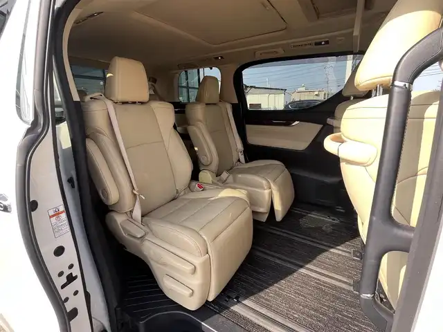 トヨタ ヴェルファイア V 愛媛県 2019(令1)年 5.3万km ホワイトパールクリスタルシャイン 禁煙車/登録時走行距離：52224km/ディーラーオプション純正10インチナビ/CD/DVD/フルセグTV/Bluetooth/バックカメラ/３６０°ドライブレコーダー/デジタルインナーミラー/ビルトインETC/純正12.1インチフリップダウンモニター(リモコン有)/サンルーフ/衝突被害軽減システム/クリアランスソナー/横滑り防止装置/レーンキープアシスト/レーダークルーズコントロール/LEDヘッドライト/フォグランプ/オートライト/オートマチックハイビーム/レザーシート/運転席パワーシート/オットマン/両側パワースライドドア/エンジンスタートボタン/スマートキー/純正フロアマット/純正１７インチアルミホイール