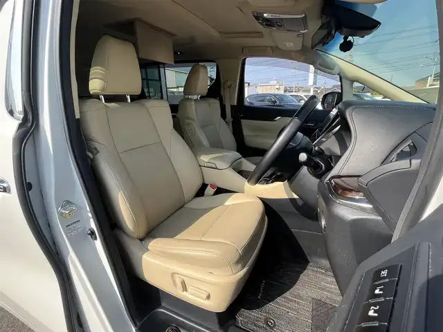 トヨタ ヴェルファイア V 愛媛県 2019(令1)年 5.3万km ホワイトパールクリスタルシャイン 禁煙車/登録時走行距離：52224km/ディーラーオプション純正10インチナビ/CD/DVD/フルセグTV/Bluetooth/バックカメラ/３６０°ドライブレコーダー/デジタルインナーミラー/ビルトインETC/純正12.1インチフリップダウンモニター(リモコン有)/サンルーフ/衝突被害軽減システム/クリアランスソナー/横滑り防止装置/レーンキープアシスト/レーダークルーズコントロール/LEDヘッドライト/フォグランプ/オートライト/オートマチックハイビーム/レザーシート/運転席パワーシート/オットマン/両側パワースライドドア/エンジンスタートボタン/スマートキー/純正フロアマット/純正１７インチアルミホイール