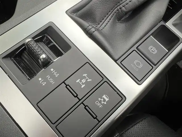 トヨタ ランドクルーザー ２５０ VX 京都府 2024(令6)年 1.5万km プラチナホワイトパールマイカ ワンオーナー/登録時走行距離14903Km/ムーンルーフ/セーフティセンス/・プリクラッシュセーフティ/・レーンデパーチャーアラート/・オートマチックハイビーム/・レーントレーシングアシスト/・レーダークルーズコントロール/・ロードサインアシスト/・発信遅れ通知機能/純正12.3インチディスプレイ/・ナビ/・フルセグTV/・USB入力/・BT接続/パノラミックビューモニター/デジタルインナーミラー/・前方ドラレコ機能/2.0ETC/パーキングサポートブレーキ/ブラインドスポットモニター/レザーシート/・運転席パワーシート/・前席シートベンチレーション/・前席シートヒーター/左右後席独立調整式オートエアコン/レザーステアリング/・ステアリモコン/・ステアヒーター/パワーバックドア/ルーフレール/3眼LEDヘッドライト/・LEDフォグランプ/純正18インチアルミホイール/純正ドアバイザー/純正フロアゴムマット/プッッシュスタート/スマートキー×2個/車両保証書