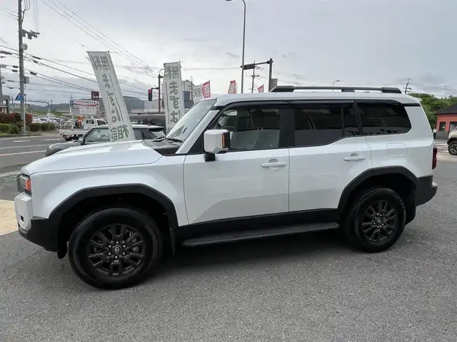 トヨタ ランドクルーザー ２５０ VX 京都府 2024(令6)年 1.5万km プラチナホワイトパールマイカ ワンオーナー/登録時走行距離14903Km/ムーンルーフ/セーフティセンス/・プリクラッシュセーフティ/・レーンデパーチャーアラート/・オートマチックハイビーム/・レーントレーシングアシスト/・レーダークルーズコントロール/・ロードサインアシスト/・発信遅れ通知機能/純正12.3インチディスプレイ/・ナビ/・フルセグTV/・USB入力/・BT接続/パノラミックビューモニター/デジタルインナーミラー/・前方ドラレコ機能/2.0ETC/パーキングサポートブレーキ/ブラインドスポットモニター/レザーシート/・運転席パワーシート/・前席シートベンチレーション/・前席シートヒーター/左右後席独立調整式オートエアコン/レザーステアリング/・ステアリモコン/・ステアヒーター/パワーバックドア/ルーフレール/3眼LEDヘッドライト/・LEDフォグランプ/純正18インチアルミホイール/純正ドアバイザー/純正フロアゴムマット/プッッシュスタート/スマートキー×2個/車両保証書