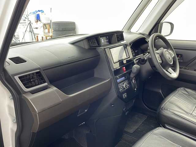 トヨタ ルーミー G 兵庫県 2023(令5)年 2.3万km パールホワイトⅢ ・社外ナビ&Bluetooth&CD/DVD/SD&USB/ipod&TV/・バックカメラ/・ビルトインETC/・スマートアシスト/・プリクラッシュセーフティ/・レーンキープアシスト/・誤発進抑制機能/・前後コーナーセンサー/・盗難防止装置/・クリアランスソナー/・アイドリングストップ/・オートライト/・LEDヘッドライト/・両側パワースライドドア/・前方ドライブレコーダー/・社外フロアマット/・type Cソケット/・Wエアバック/・ステアリングスイッチ/・全席シートカバー/・スマートキー/・AACエアコン/・エンジンスタートボタン