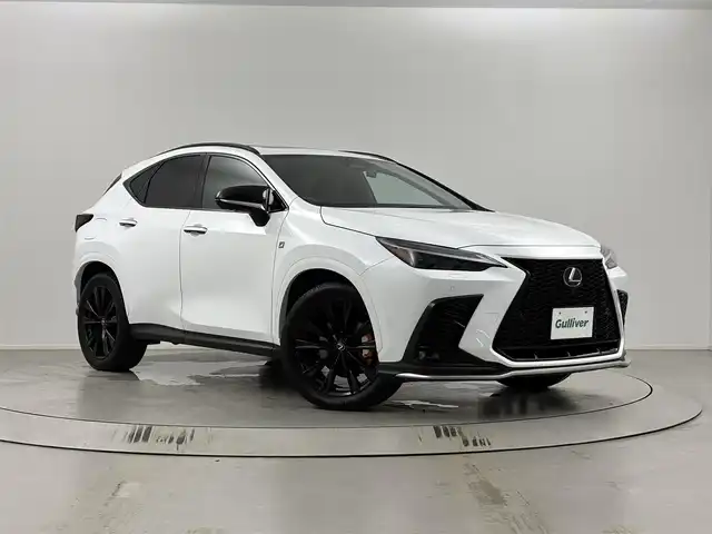 レクサス ＮＸ 450h+ Fスポーツ 埼玉県 2023(令5)年 3.1万km ホワイトノーヴァガラスフレーク ワンオーナー/レクサスセーフティシステム+/・プリクラッシュセーフティ/・レーダークルーズコントロール/・レーントレーシングアシスト/・アダプティブハイビーム/・ブラインドスポットモニター/・パーキングサポートブレーキ/・安心降車アシスト/パノラマルーフ/純正14インチディスプレイオーディオ/（フルセグTV/USB/BT/AM/FM）/パノラミックビューモニター/パワーバックドア/オレンジブレーキキャリパー/TRDドアミラーカバー/ビルトイン2.0ETC/レザーシート/シートヒーター/エアーシート/D席メモリ付パワーシート/D/N席パワーシート/ステアリングヒーター/パドルシフト/革巻きステアリング/ステアリングスイッチ/ヘッドアップディスプレイ/電動パーキングブレーキ/オートホールド/LEDヘッドライト/純正20インチAW