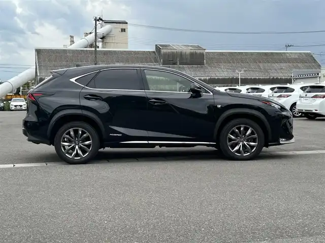 レクサス ＮＸ 300h Fスポーツ 山形県 2017(平29)年 8万km グラファイトブラックガラスフレーク 4WD/マークレビンソンプレミアムサラウンドサウンドシステム/衝突被害軽減システム/純正SDナビ/　　【CD DVD BD BT フルセグ USB AUX】/全周囲カメラ/電動リアゲート/レーダークルーズコントロール/LEDオートヘッドライト/レザーシート/パワーシート/シートエアコン/シートヒーター/ドライブレコーダー/アイドリングストップ/コーナーセンサー/ステアリングスイッチ/ステアリングヒーター/パドルシフト/電動格納ウィンカーミラー/BSM/スマートルームミラー/フォグランプ/スマートキー/ETC2.0