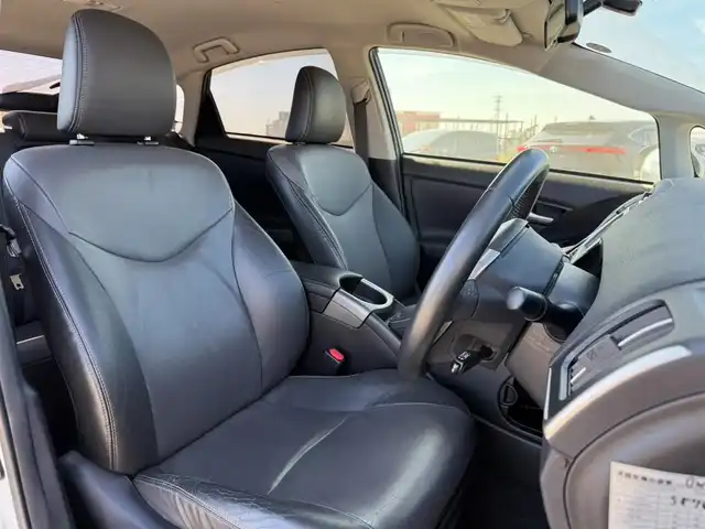 トヨタ プリウス ＰＨＶ G レザーパッケージ 山梨県 2014(平26)年 5.5万km ホワイトパールクリスタルシャイン 純正ナビ(Bluetooth/CD/DVD)/フルセグTV/バックモニター/ビルトインETC/レーダークルーズコントロール/ミリ波レーダー方式プリクラッシュセーフティ/インテリジェントパーキングアシスト/LEDヘッドランプ/オートライト/オートエアコン/本革巻きステアリング/ステアリングヒーター/ブラック革シート/前席パワーシート/快適温熱シート/純正15インチアルミホイール/スマートエントリー/スタートシステム/禁煙車