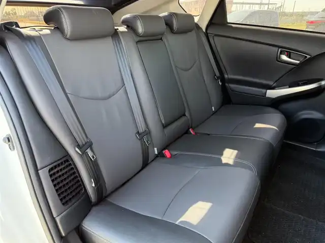 トヨタ プリウス ＰＨＶ G レザーパッケージ 山梨県 2014(平26)年 5.5万km ホワイトパールクリスタルシャイン 純正ナビ(Bluetooth/CD/DVD)/フルセグTV/バックモニター/ビルトインETC/レーダークルーズコントロール/ミリ波レーダー方式プリクラッシュセーフティ/インテリジェントパーキングアシスト/LEDヘッドランプ/オートライト/オートエアコン/本革巻きステアリング/ステアリングヒーター/ブラック革シート/前席パワーシート/快適温熱シート/純正15インチアルミホイール/スマートエントリー/スタートシステム/禁煙車