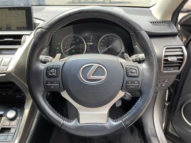 レクサス ＮＸ 300h バージョンL 滋賀県 2015(平27)年 7万km ソニックチタニウム 禁煙車/純正ナビ/バックカメラ/サイドカメラ/前方ドライブレコーダー/パワーシート/シートヒーター/シートクーラー/ステアリングヒーター/本革シート/レーダークルーズコントロール/レーンキープアシスト/パドルシフト/ステアリングスイッチ