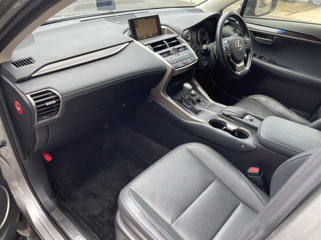レクサス ＮＸ 300h バージョンL 滋賀県 2015(平27)年 7万km ソニックチタニウム 禁煙車/純正ナビ/バックカメラ/サイドカメラ/前方ドライブレコーダー/パワーシート/シートヒーター/シートクーラー/ステアリングヒーター/本革シート/レーダークルーズコントロール/レーンキープアシスト/パドルシフト/ステアリングスイッチ